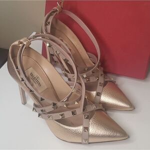 VALENTINO GARVANI Rockstud Special Edition Pumps